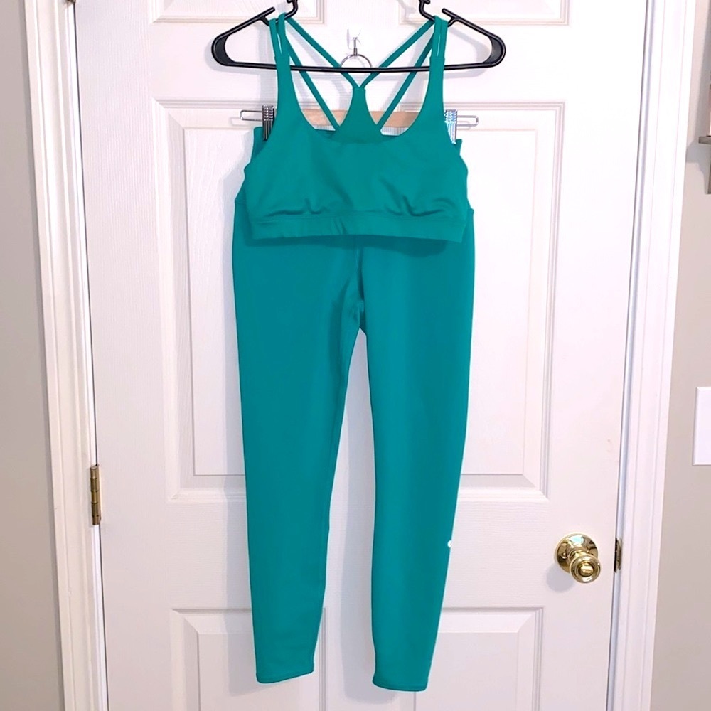 Alo leggings and sports bra set size small- limited color!